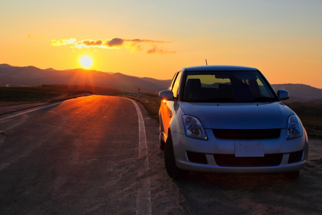 車と夕日